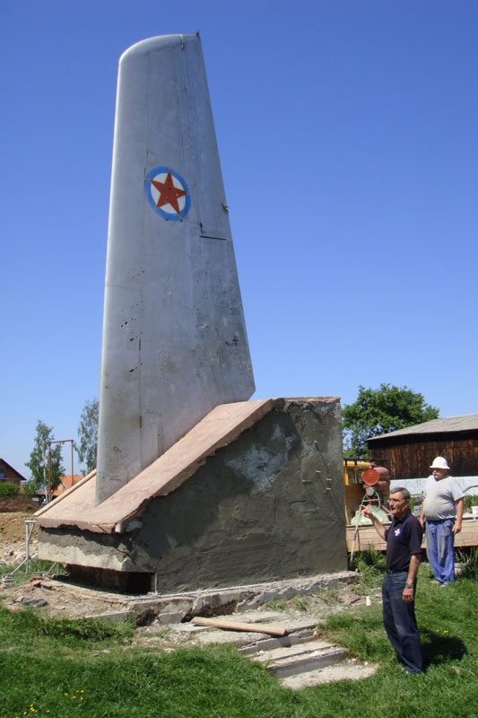 Partizanska avijacija spomenik.jpg